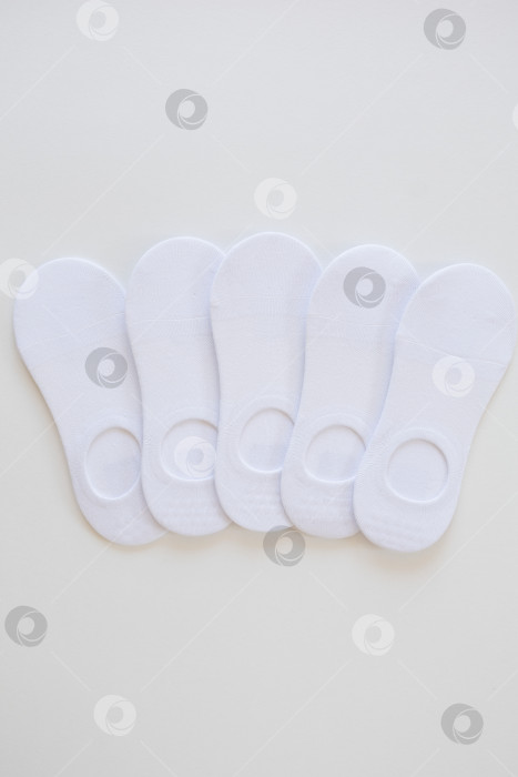 Скачать Белые короткие носочки на белом фоне. 5 пар фотосток Ozero