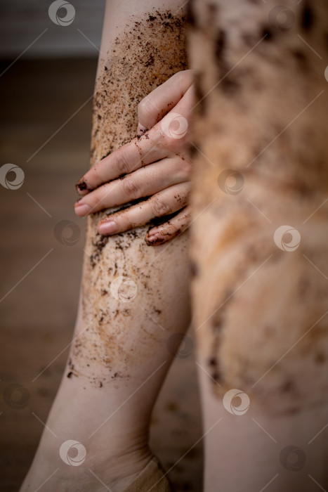 Скачать Кофейный скраб для тела. Косметика для ухода за телом. Скраб для загара. Скраб для ног. фотосток Ozero