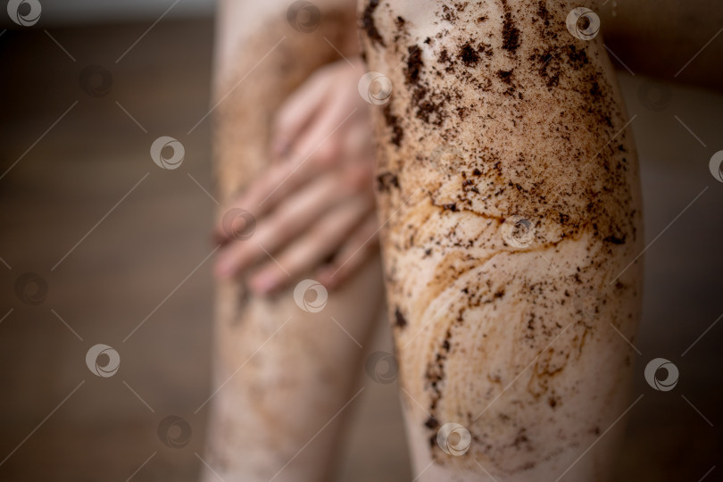 Скачать Кофейный скраб для тела. Косметика для ухода за телом. Скраб для загара. Скраб для ног. фотосток Ozero