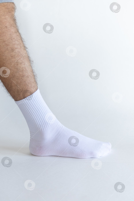 Скачать Красивые белые мужские носки на белом фоне фотосток Ozero