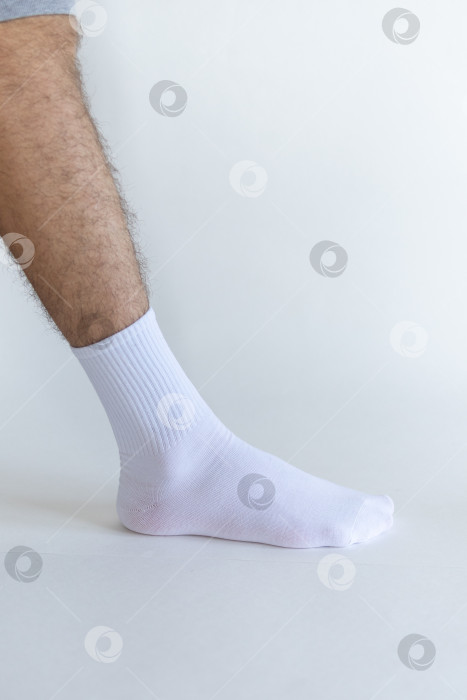 Скачать Красивые белые мужские носки на белом фоне фотосток Ozero