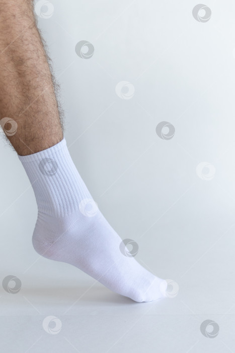 Скачать Красивые белые мужские носки на белом фоне фотосток Ozero