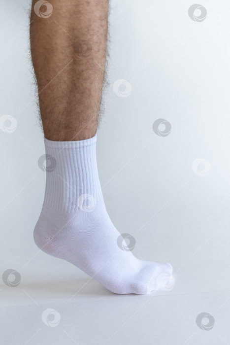 Скачать Красивые белые мужские носки на белом фоне фотосток Ozero
