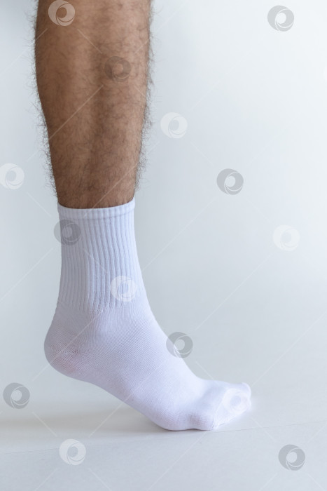 Скачать Красивые белые мужские носки на белом фоне фотосток Ozero