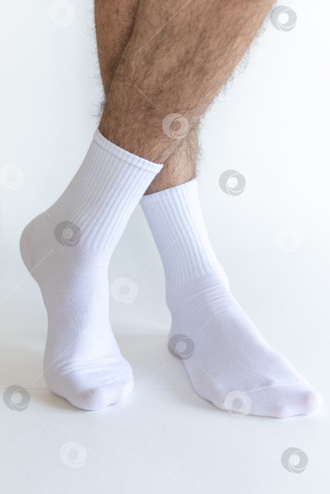 Скачать Красивые белые мужские носки на белом фоне фотосток Ozero
