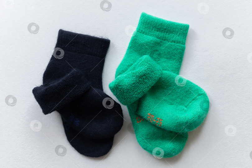 Скачать две пары полосатых шерстяных вязаных носков, выделяющихся на белом фоне фотосток Ozero