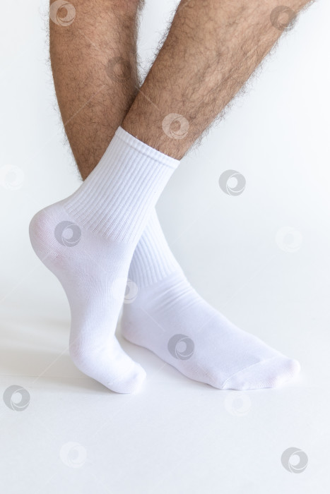 Скачать Красивые белые мужские носки на белом фоне фотосток Ozero