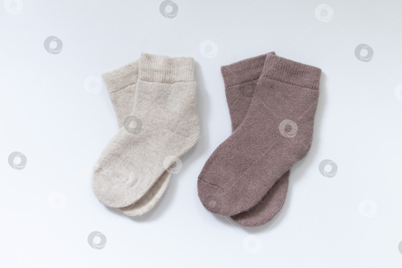 Скачать две пары полосатых шерстяных вязаных носков, выделяющихся на белом фоне фотосток Ozero