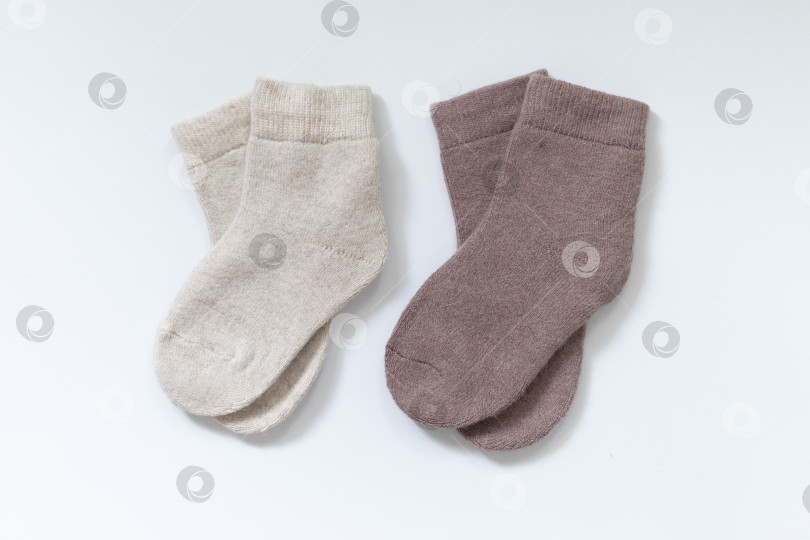 Скачать две пары полосатых шерстяных вязаных носков, выделяющихся на белом фоне фотосток Ozero