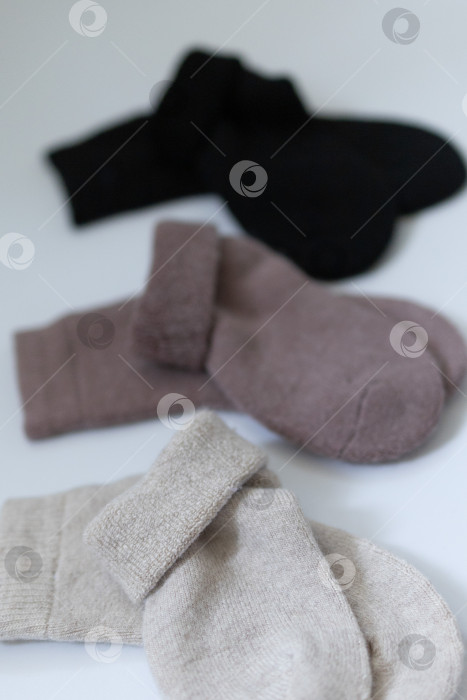 Скачать Три пары теплых носков на белом фоне, белые, коричневые, черные фотосток Ozero