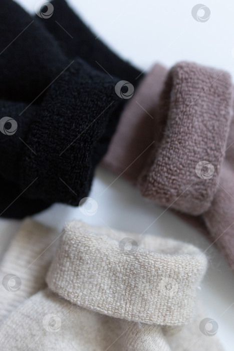 Скачать Текстурные носки крупным планом, три пары теплых носков на белом фоне, белый, коричневый, черный фотосток Ozero