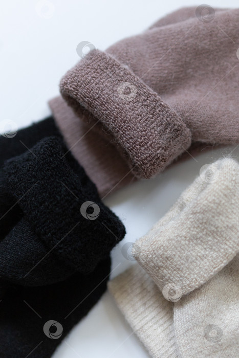 Скачать Текстурные носки крупным планом, три пары теплых носков на белом фоне, белый, коричневый, черный фотосток Ozero