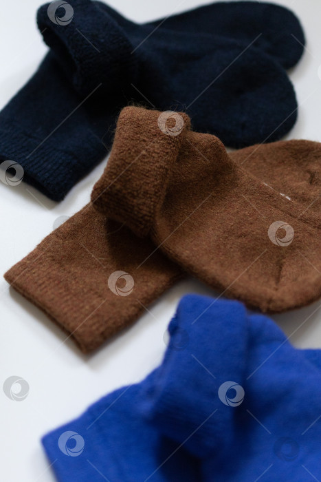 Скачать Текстурные носки крупным планом, три пары теплых носков на белом фоне, синие, коричневые, черные фотосток Ozero