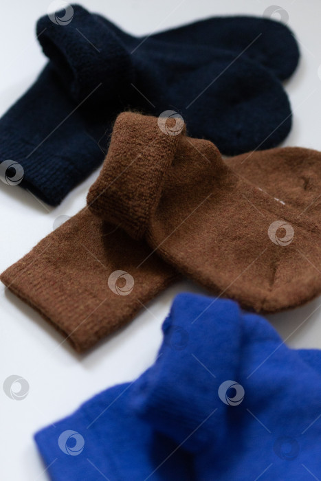 Скачать Текстурные носки крупным планом, три пары теплых носков на белом фоне, синие, коричневые, черные фотосток Ozero