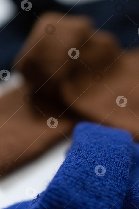 Скачать Текстурные носки крупным планом, три пары теплых носков на белом фоне, синие, коричневые, черные фотосток Ozero