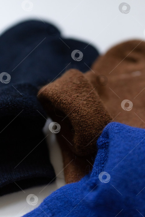 Скачать Текстурные носки крупным планом, три пары теплых носков на белом фоне, синие, коричневые, черные фотосток Ozero