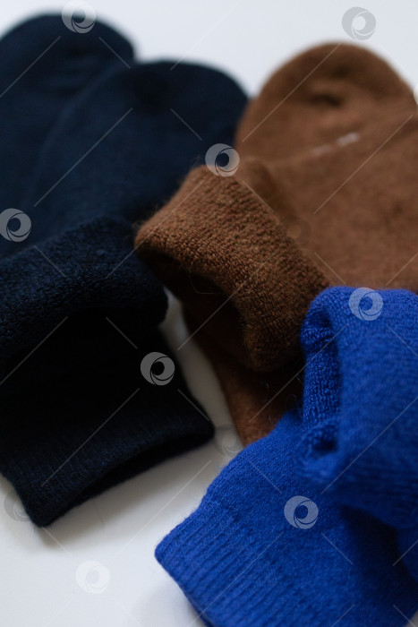 Скачать Текстурные носки крупным планом, три пары теплых носков на белом фоне, синие, коричневые, черные фотосток Ozero