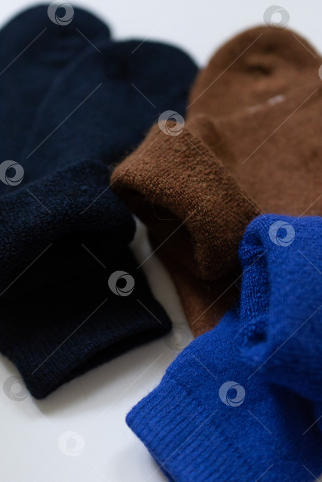 Скачать Текстурные носки крупным планом, три пары теплых носков на белом фоне, синие, коричневые, черные фотосток Ozero