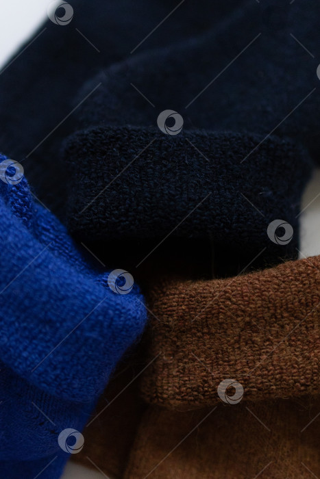 Скачать Текстурные носки крупным планом, три пары теплых носков на белом фоне, синий, коричневый, черный фотосток Ozero