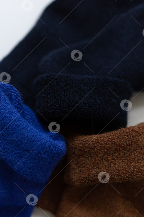 Скачать Текстурные носки крупным планом, три пары теплых носков на белом фоне, синие, коричневые, черные фотосток Ozero