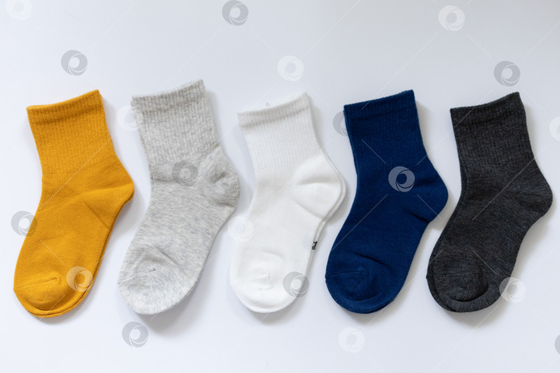 Скачать 5 пар детских носков синего, серого, горчичного, желтого, белого цветов на белом фоне фотосток Ozero