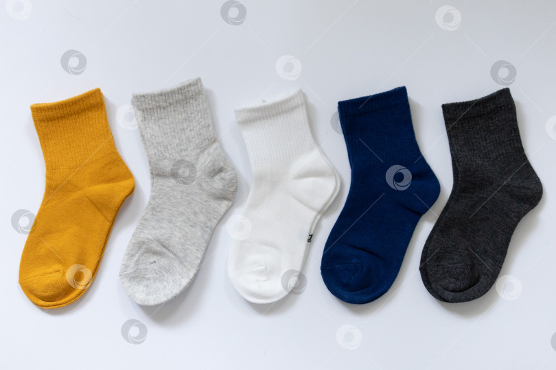 Скачать 5 пар детских носков синего, серого, горчичного, желтого, белого цветов на белом фоне фотосток Ozero