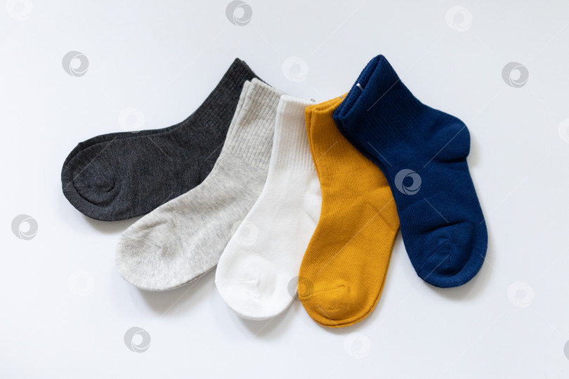 Скачать 5 пар детских носков синего, серого, горчичного, желтого, белого цветов на белом фоне фотосток Ozero