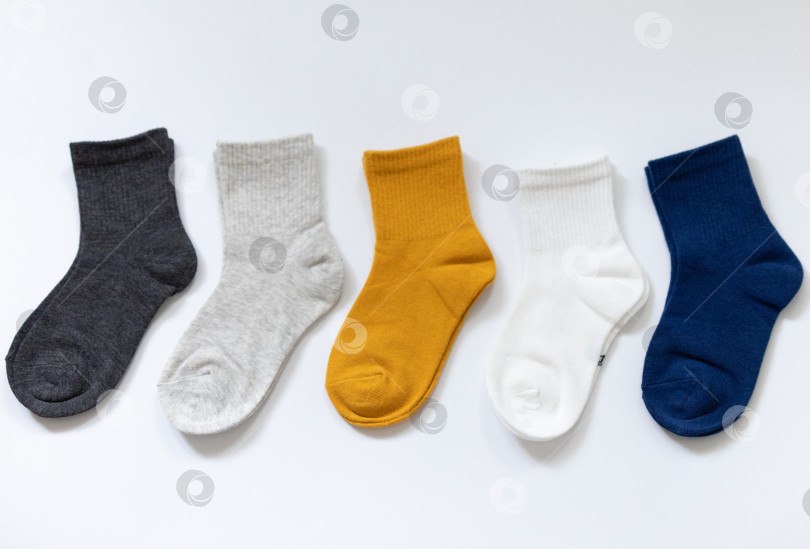 Скачать 5 пар детских носков синего, серого, горчичного, желтого, белого цветов на белом фоне фотосток Ozero