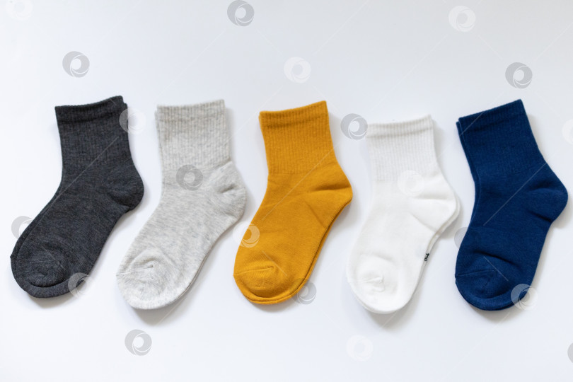 Скачать 5 пар детских носков синего, серого, горчичного, желтого, белого цветов на белом фоне фотосток Ozero