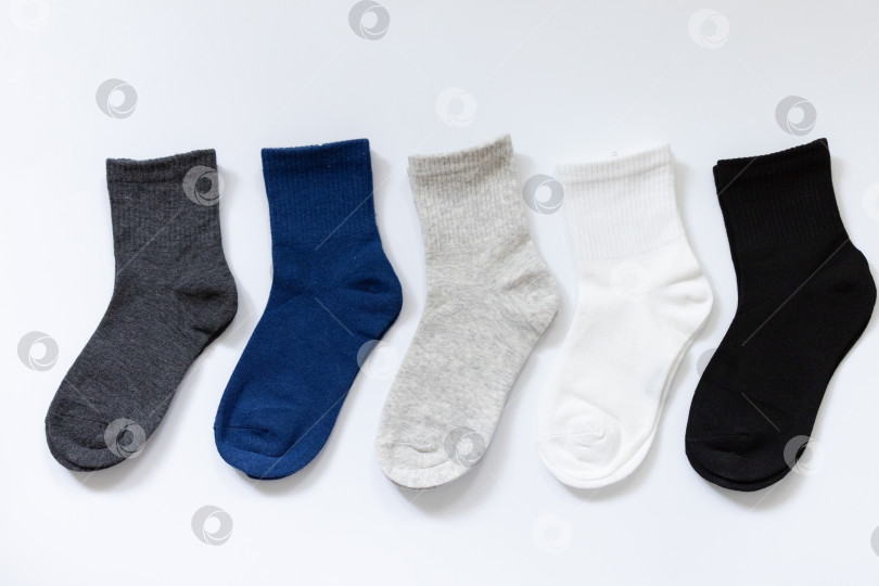 Скачать 5 Пар детских носков Синего, черного, серого, белого цвета на белом фоне фотосток Ozero