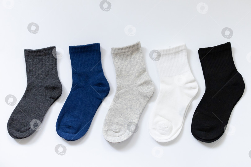 Скачать 5 Пар детских носков Синего, черного, серого, белого цвета на белом фоне фотосток Ozero