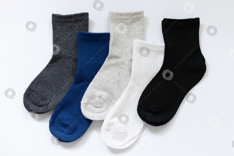 Скачать 5 Пар детских носков Синего, черного, серого, белого цвета на белом фоне фотосток Ozero