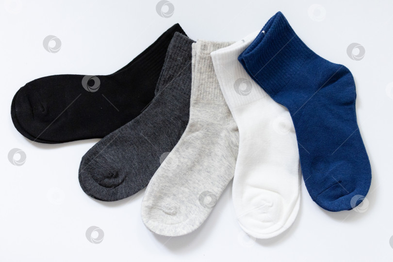 Скачать 5 Пар детских носков Синего, черного, серого, белого цвета на белом фоне фотосток Ozero