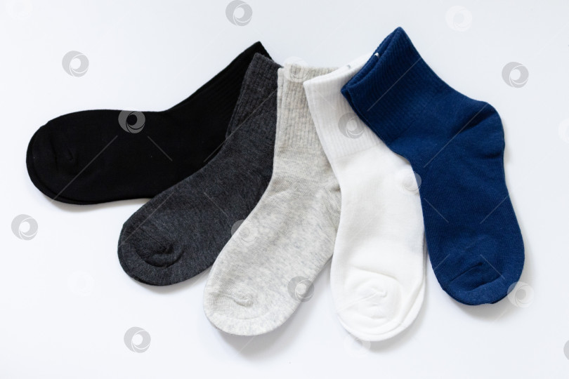 Скачать 5 Пар детских носков Синего, черного, серого, белого цвета на белом фоне фотосток Ozero