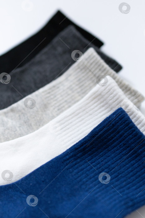 Скачать 5 Пар детских носков Синего, черного, серого, белого цвета на белом фоне фотосток Ozero