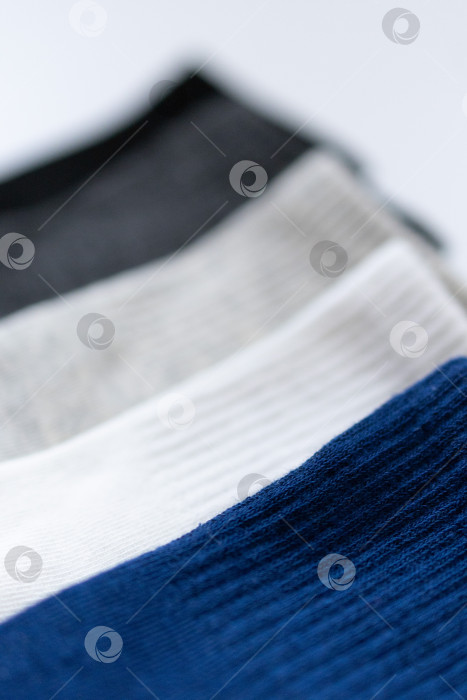 Скачать 5 Пар детских носков Синего, черного, серого, белого цвета на белом фоне фотосток Ozero