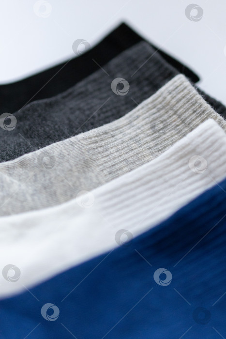 Скачать 5 Пар детских носков Синего, черного, серого, белого цвета на белом фоне фотосток Ozero