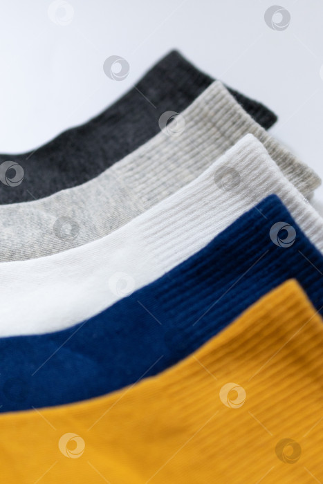 Скачать 5 Пар детских носков Синего, черного, серого, Белого, горчичного цветов на белом фоне фотосток Ozero