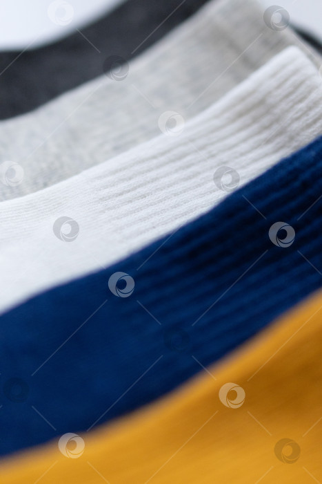 Скачать 5 Пар детских носков Синего, черного, серого, Белого, горчичного цветов на белом фоне фотосток Ozero