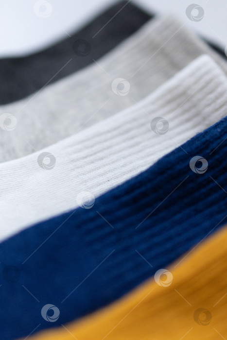 Скачать 5 Пар детских носков Синего, черного, серого, Белого, горчичного цветов на белом фоне фотосток Ozero