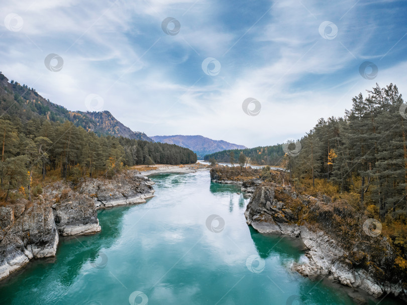 Скачать Бирюзовая Река, Текущая По Горному ландшафту фотосток Ozero