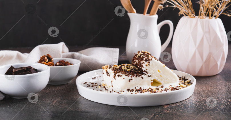 Скачать Мороженое, посыпанное шоколадной крошкой и орехами, на тарелке на веб-баннере стола фотосток Ozero