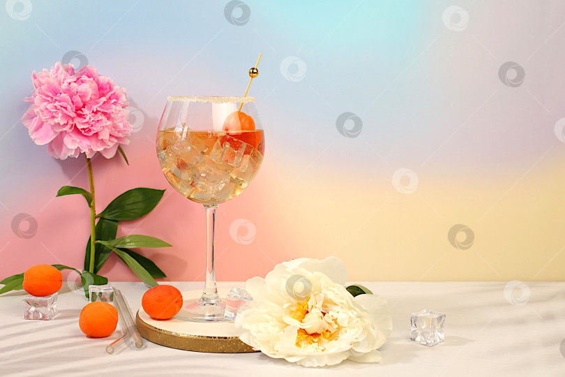 Скачать Royal lemonade cocktail with tequila, gin, rum, ice and fresh apricot berries, bar and party concept with peonies, restaurant and cafe advertising card, elegant background, minimal still life with flowers and alcohol, фотосток Ozero
