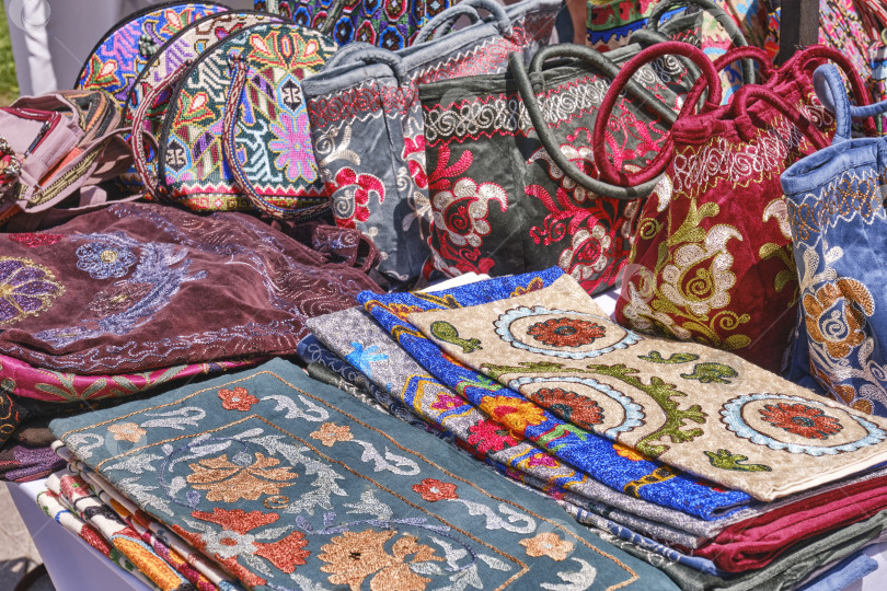 Скачать Traditional Embroidered Textile Souvenirs from Uzbekistan фотосток Ozero