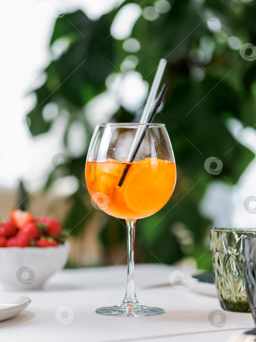 Скачать Aperol Spritz cocktail on table in restaurant фотосток Ozero
