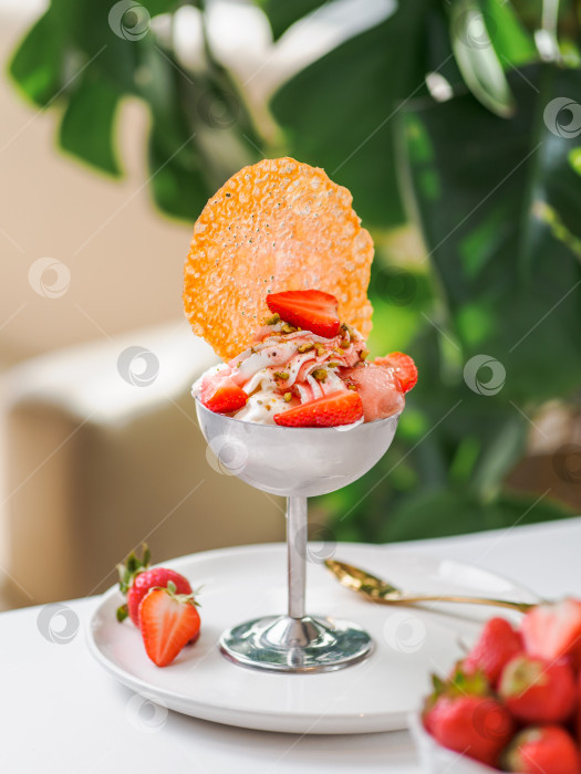 Скачать Strawberry Sundae Ice Cream Fraise Melba фотосток Ozero