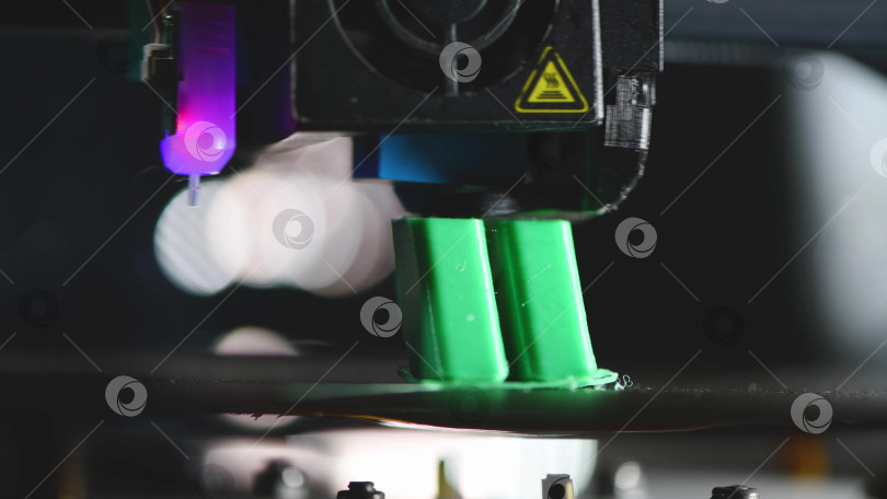 Скачать Современный 3d-принтер, создающий экологически чистый пластиковый объект с использованием инновационных технологий в лабораторных условиях, демонстрирует достижения в области аддитивного производства фотосток Ozero