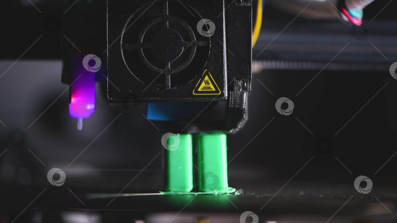 Скачать Современный 3d-принтер, создающий экологически чистый пластиковый объект с использованием инновационных технологий в лабораторных условиях, демонстрирует достижения в области аддитивного производства фотосток Ozero