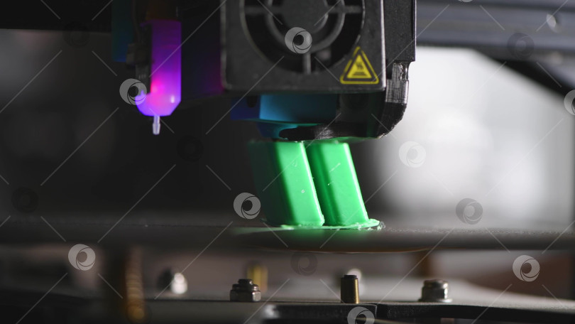 Скачать Современный 3d-принтер, создающий экологически чистый пластиковый объект с использованием инновационных технологий в лабораторных условиях, демонстрирует достижения в области аддитивного производства фотосток Ozero