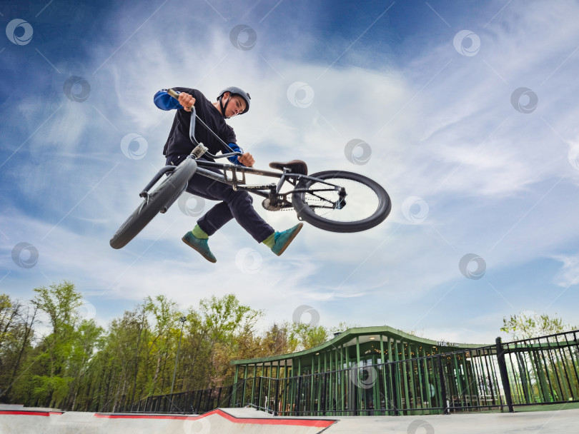 Скачать Велосипедист BMX делает трюк с хлыстом за четверть секунды фотосток Ozero